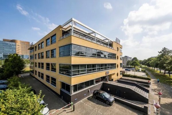 Kantoorgebouw van BDO aan de K.P. van der Mandelelaan in Rotterdam op een zonnige dag.